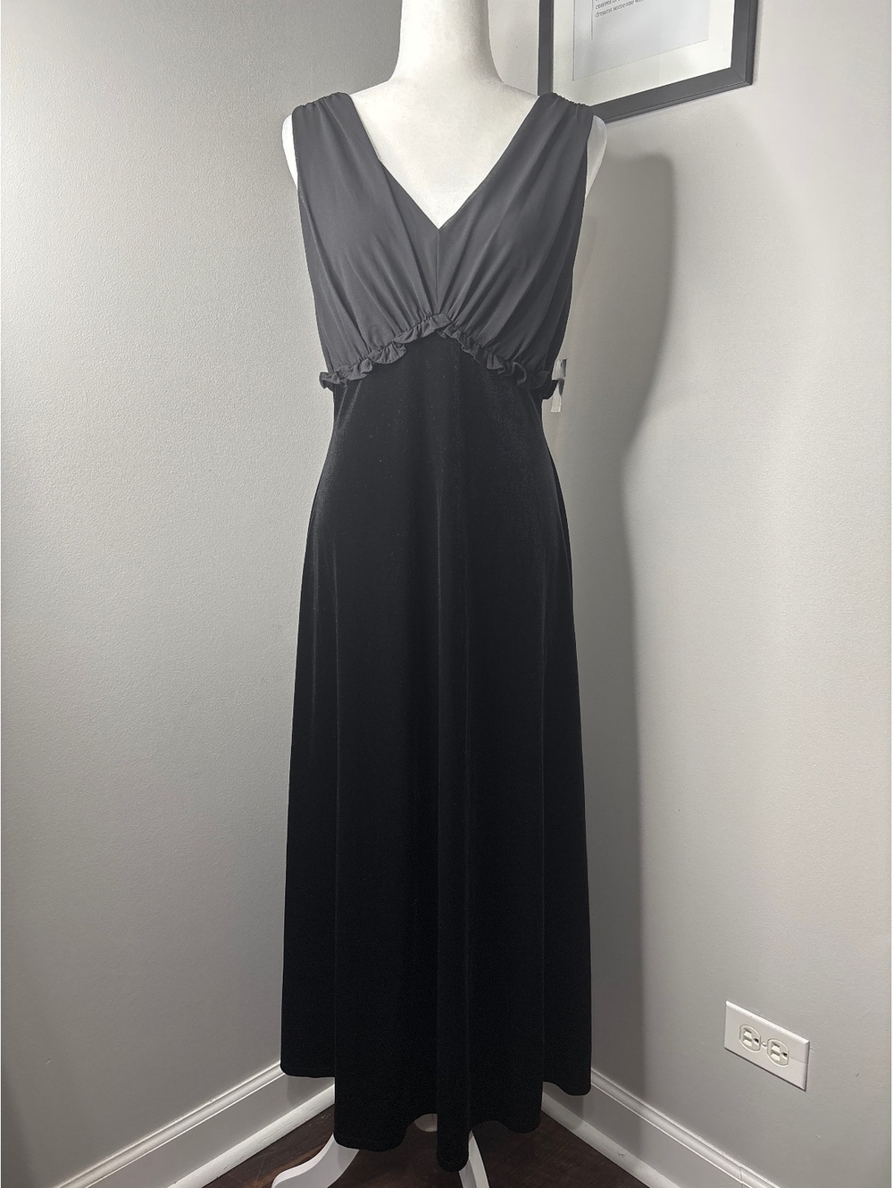 Taylor Black and Charcoal Sleeveless V-Neck Maxi Dress Size 12